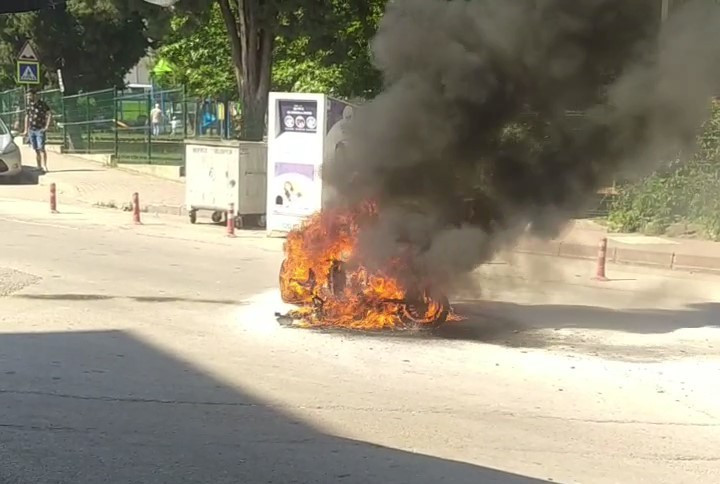 Antalya'da seyir halinde olan motosiklet alev aldı