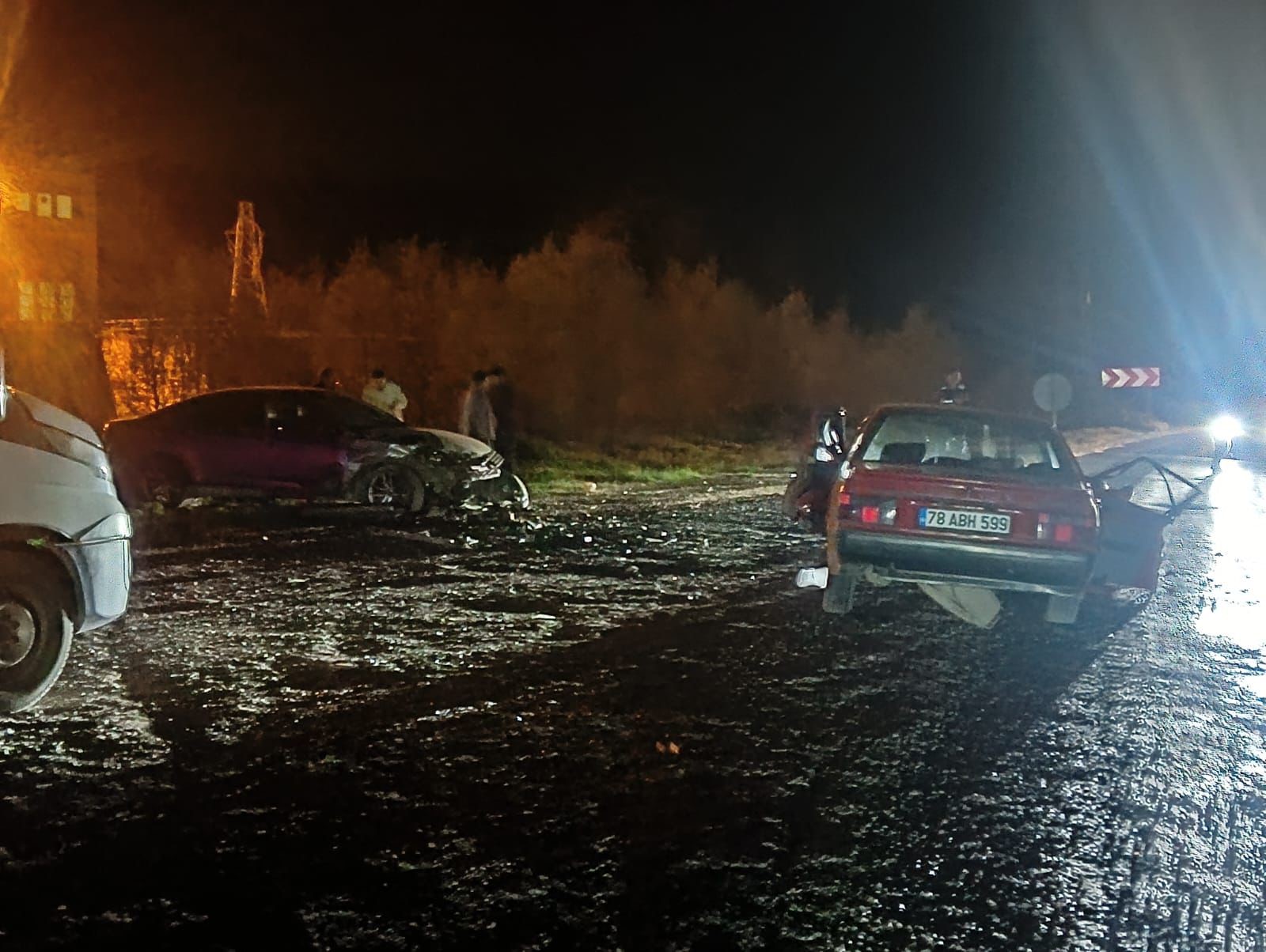 Karabük'te otomobiller çarpıştı: Yaralılar var
