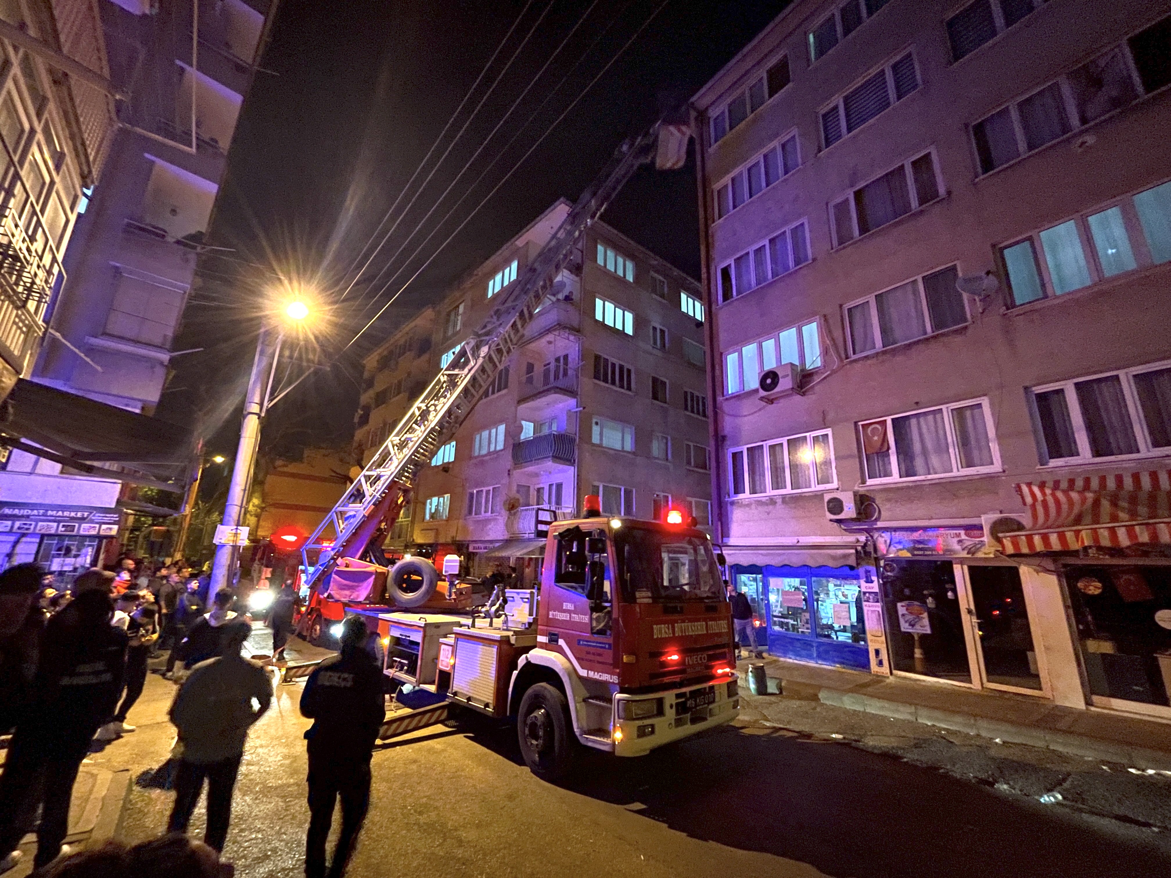 Bursa'da 6 katlı apartmanda yangın