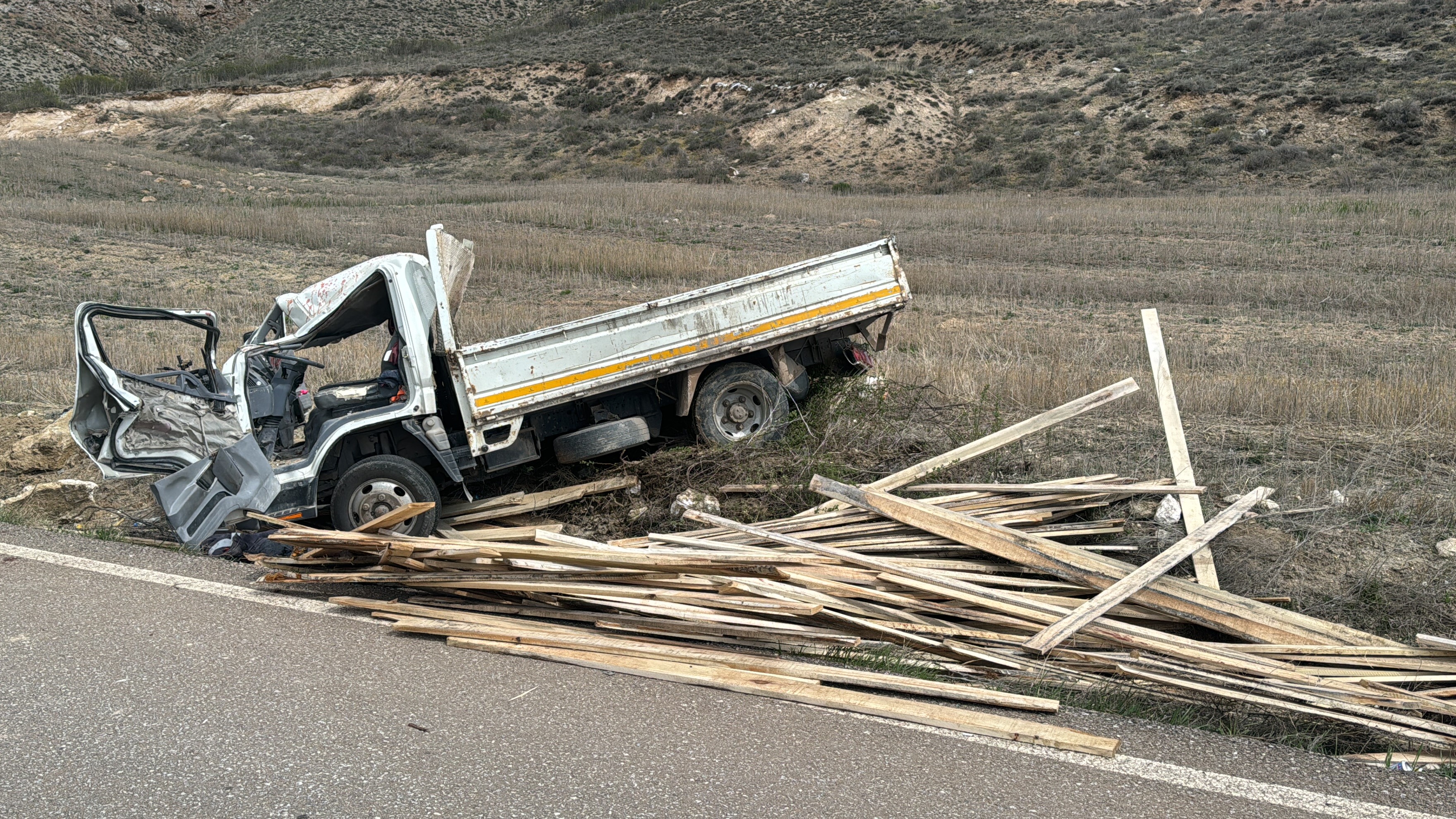 Sivas'ta refüje çıkan kamyonet takla attı