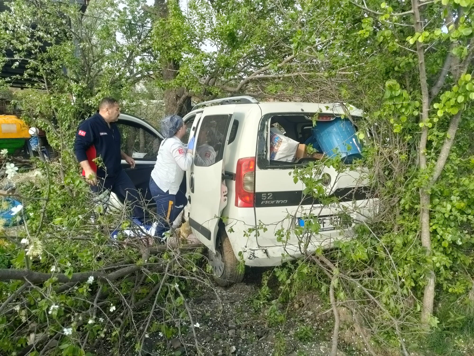 Otomobil virajı alamayarak ağaca çarparak durabildi: Aynı aileden 3 kişi yaralandı