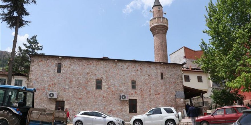 Tarihi cami bin yıldır Müslümanların hizmetinde
