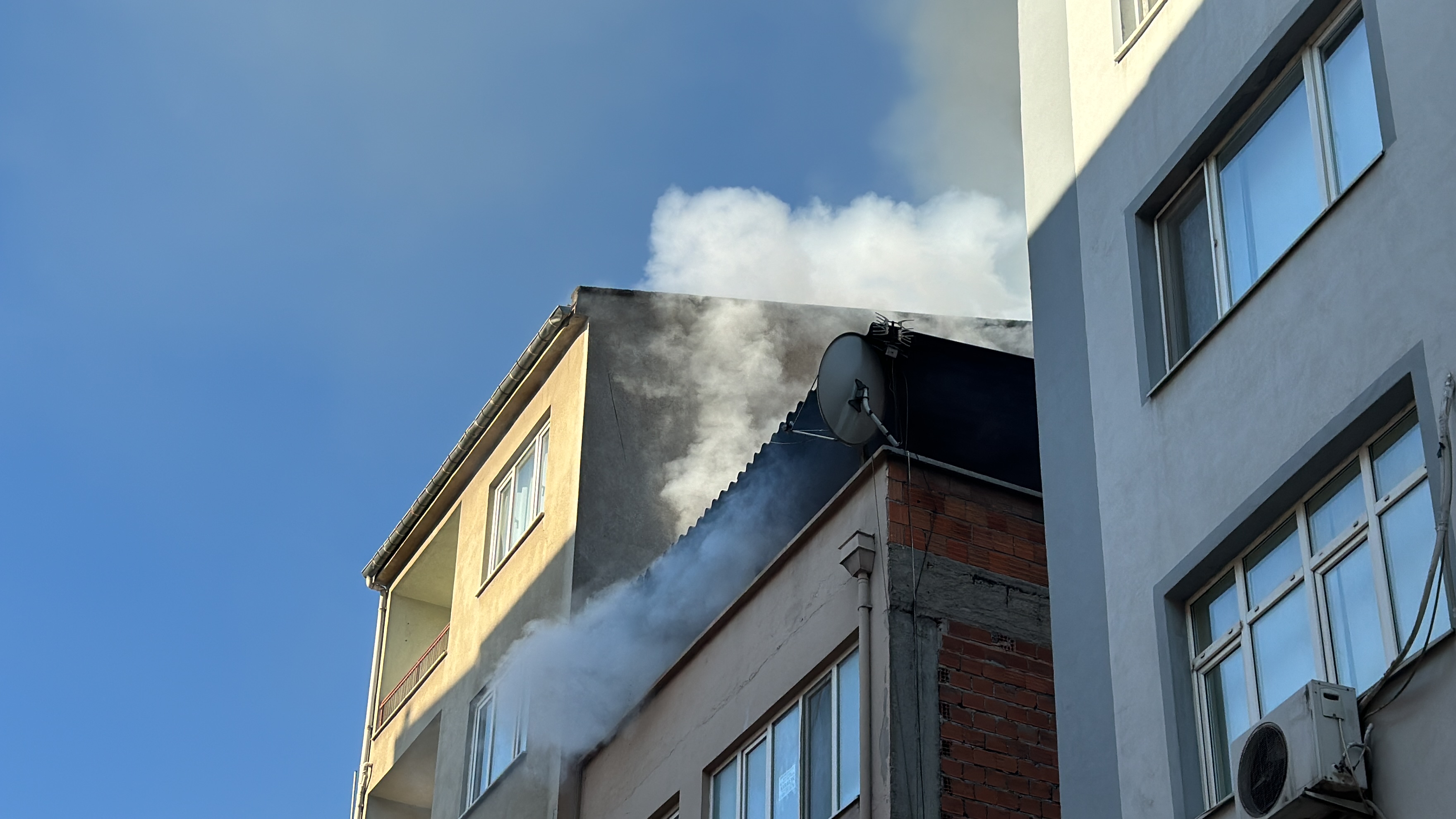 Balıkesir'de çatı katında yangın