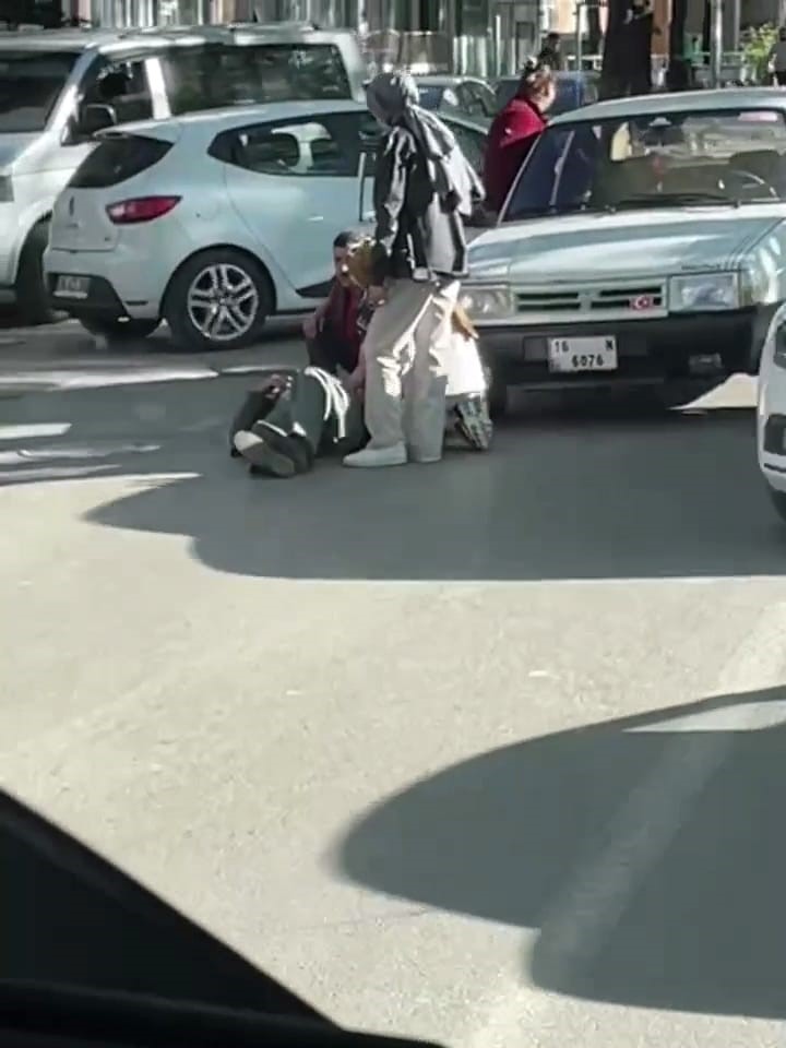 Otomobil karşıdan karşıya geçen yaşlı adama çarptı
