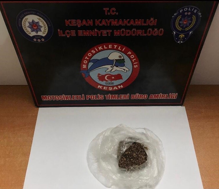 Edirne'de 2 ruhsatsız tabanca ve uyuşturucu bulundu
