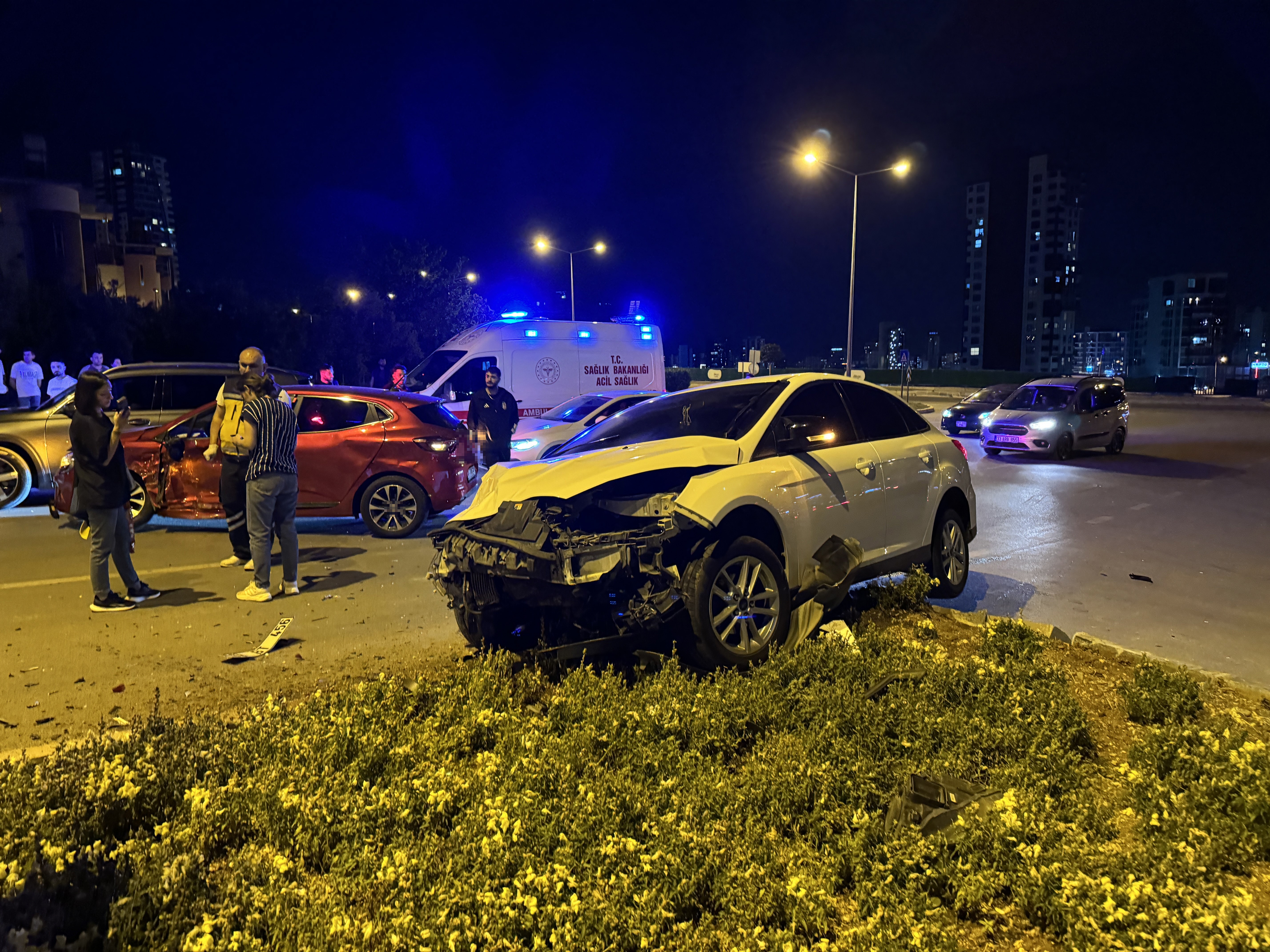 Mersin'de iki otomobil çarpıştı 5 kişi yaralandı