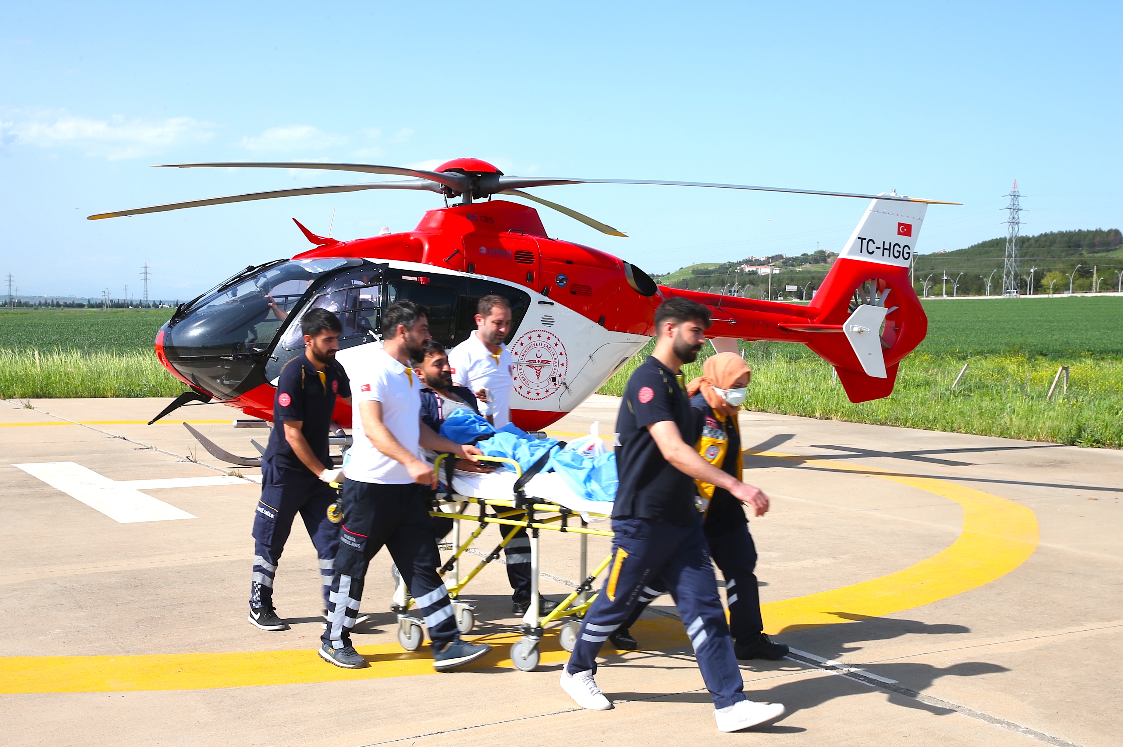 Ambulans helikopter yaralı genç için havalandı