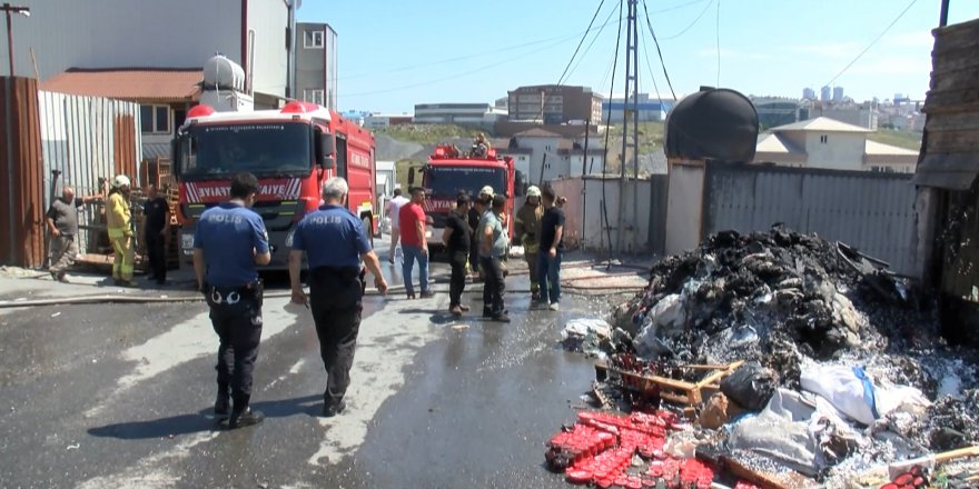 Esenyurt'ta geri dönüşüm deposunda yangın