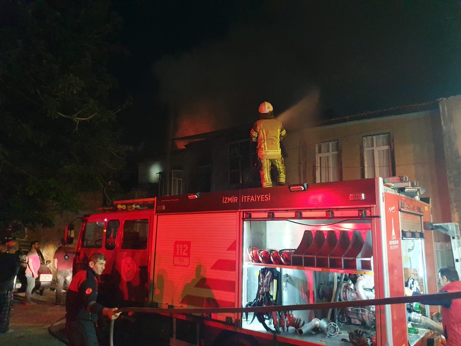 Tekstil atölyesinde çıkan yangın diğer binaya da sıçradı