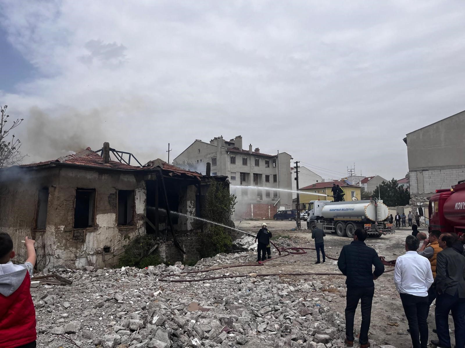 Konya'da metruk ev yandı