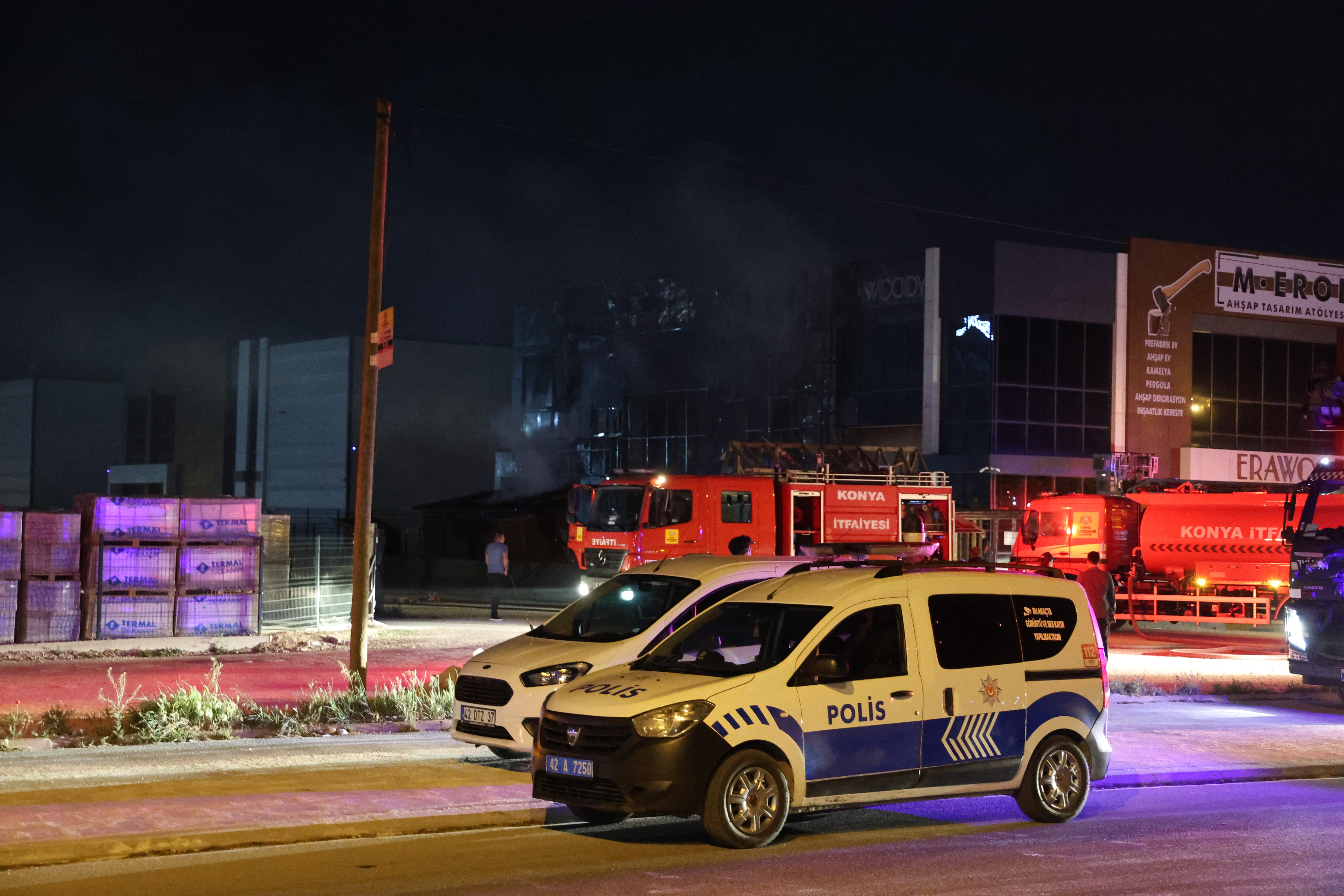 Konya'da ahşap fabrikasında yangın paniği