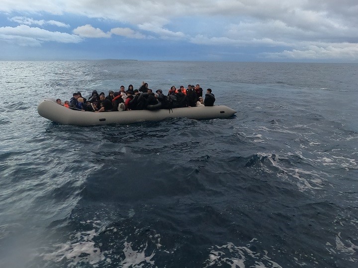 Ayvalık açıklarında 56 kaçak göçmen yakayı ele verdi
