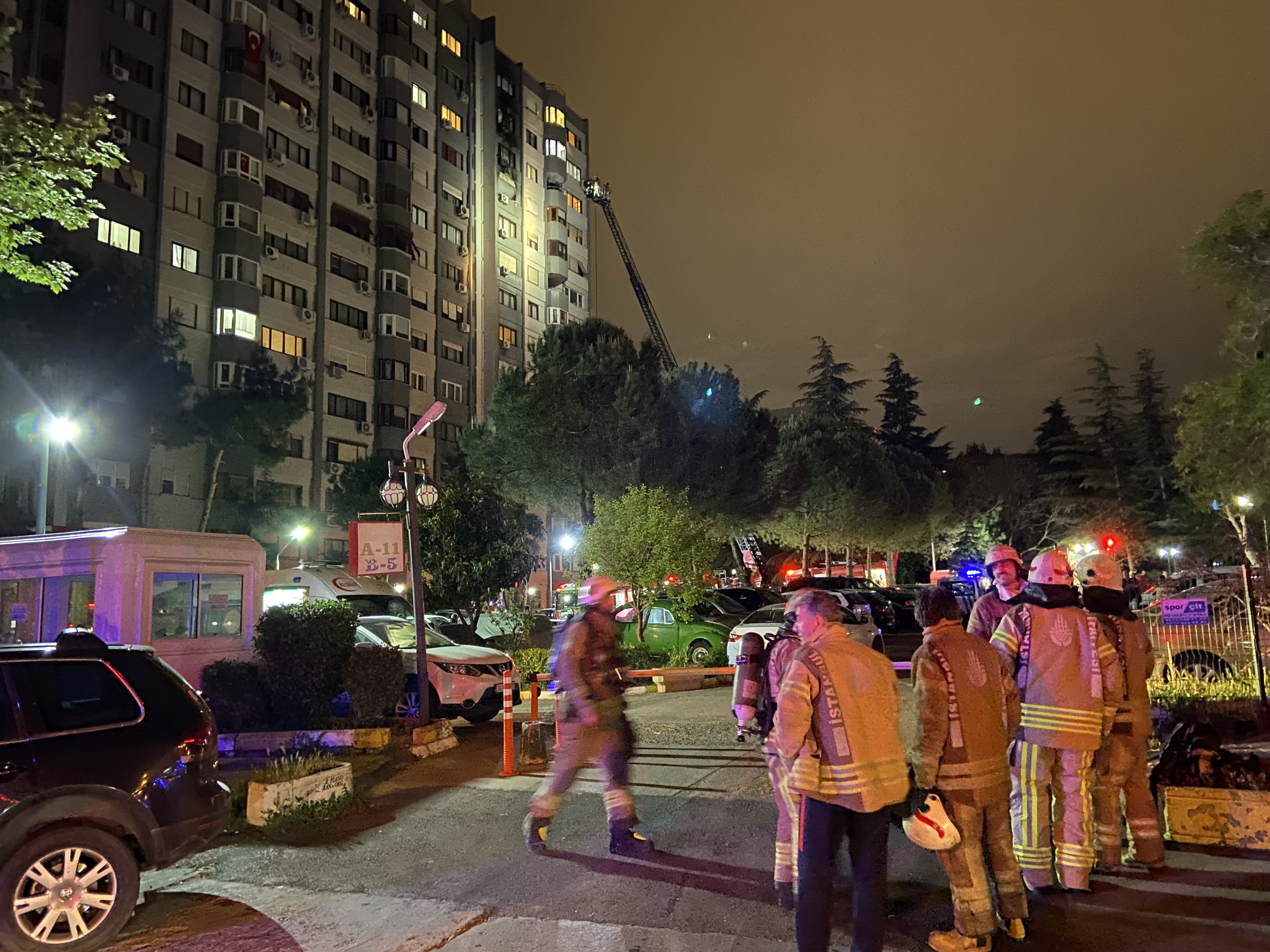 Bakırköy’de bir binada yangın