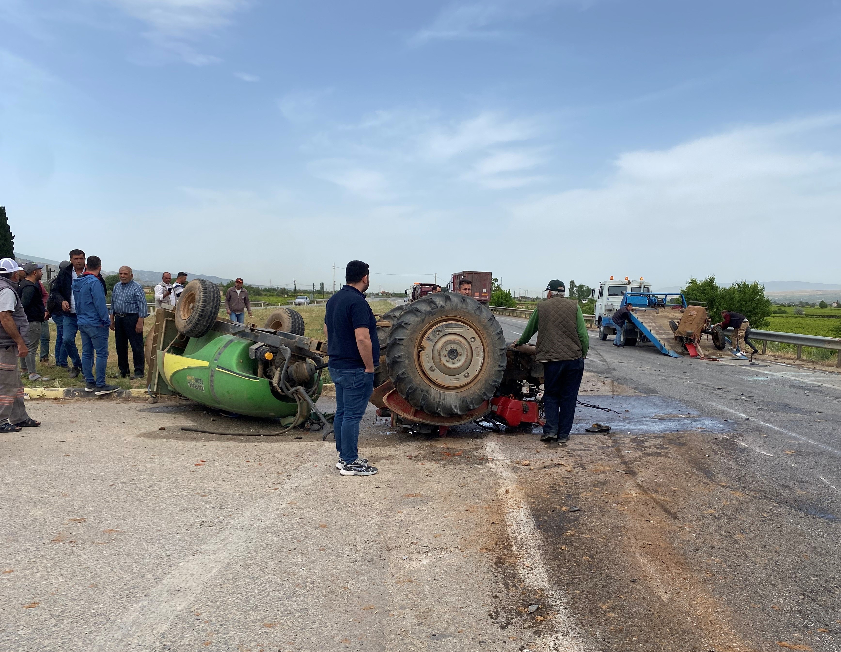 Manisa'da otomobilin çarptığı traktör ikiye bölündü