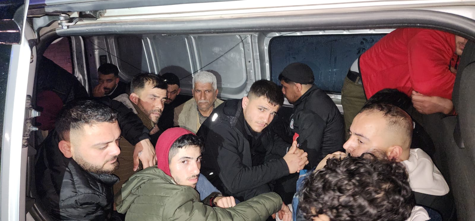 Panelvandan onlarca kaçak göçmen çıktı
