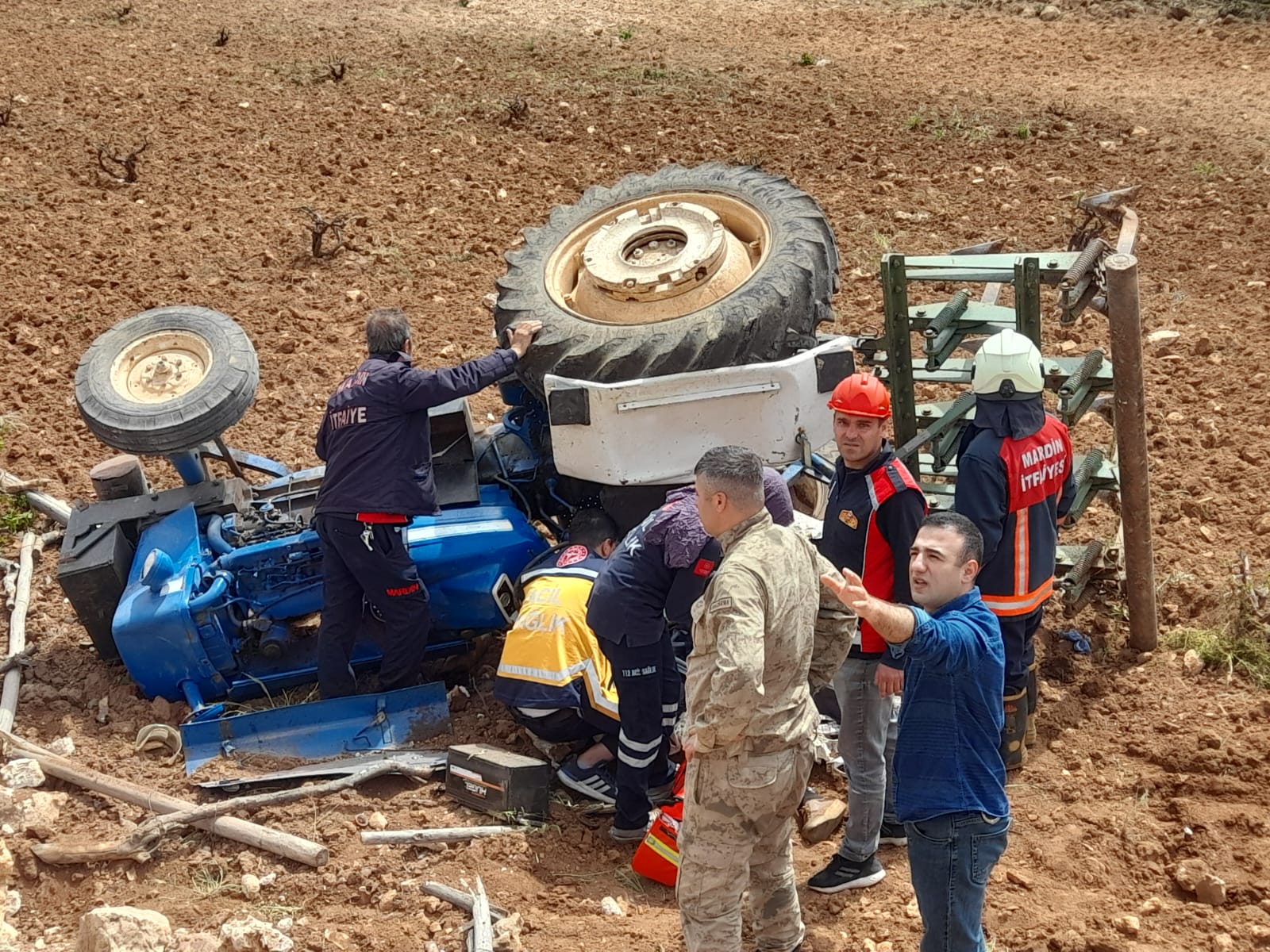 Mardin'de traktör devrildi: 1 ölü