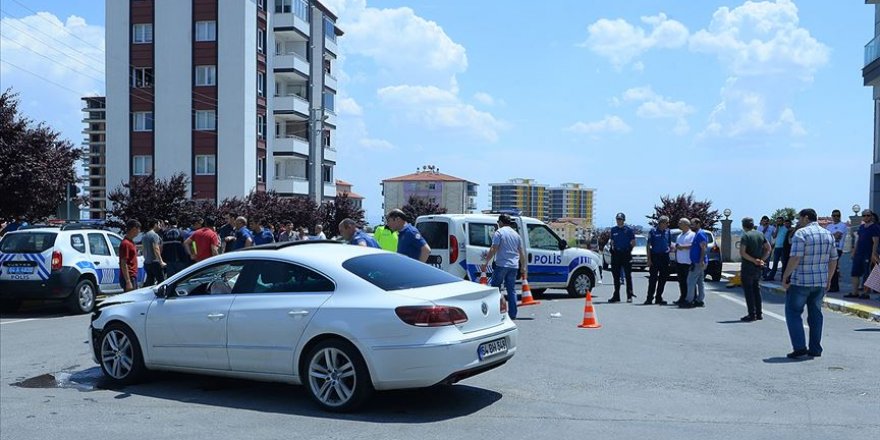 Ehliyetsiz ve alkollü sürücü polis aracına çarptı: 2 yaralı