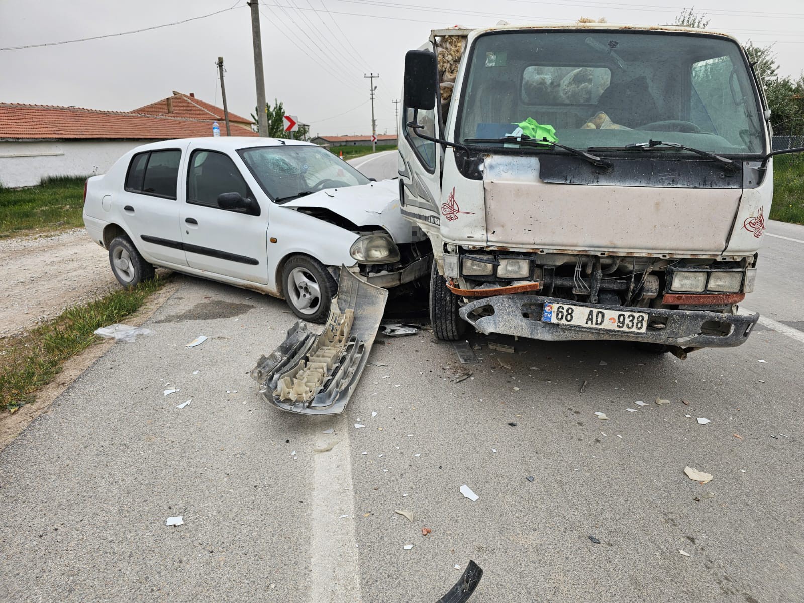 Aksaray'da otomobil ile kamyonet çarpıştı