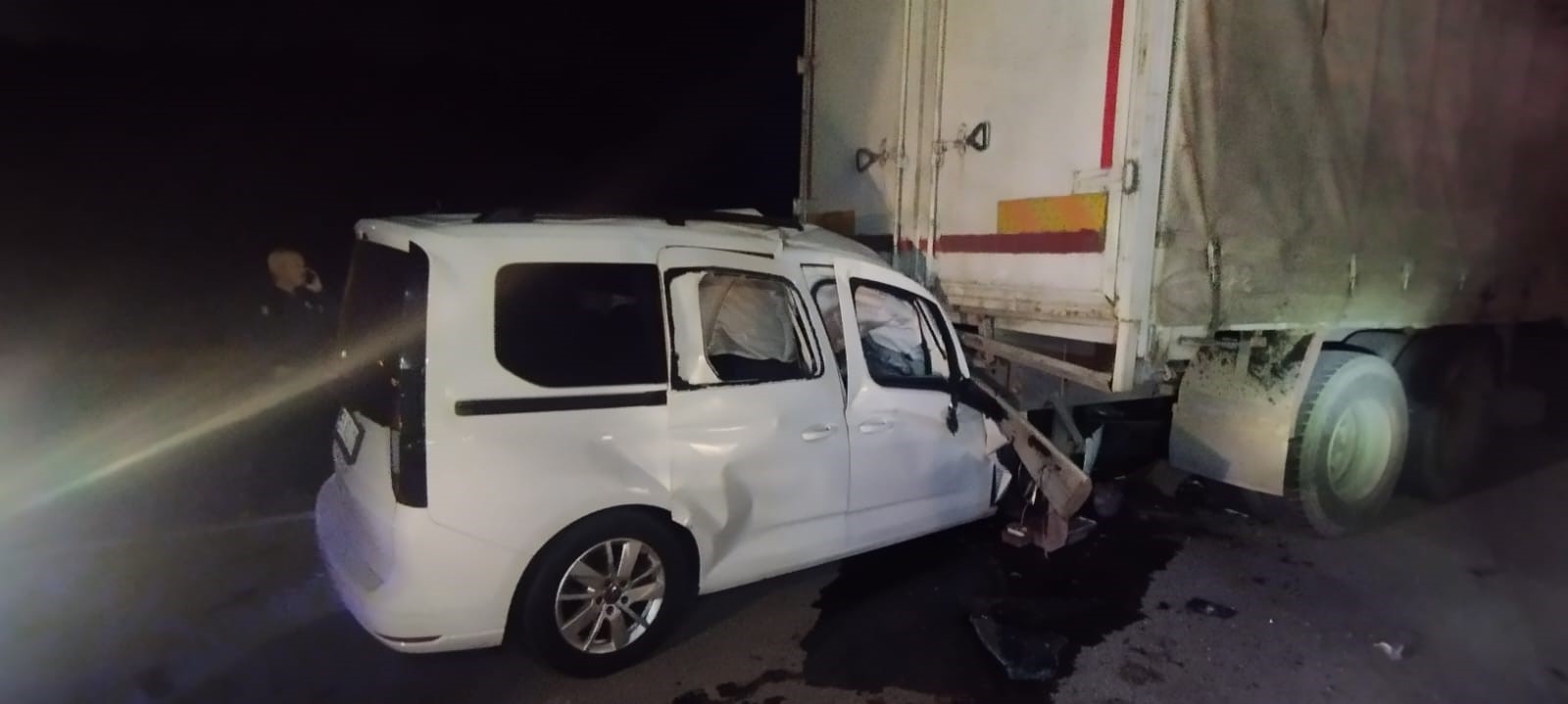 Araç kamyonun altına girdi: 1 ölü