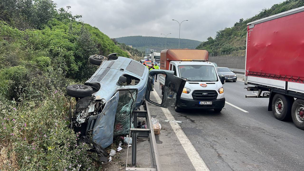 Bariyerlere çarpan otomobil 50 metre sürüklendi: 4 yaralı