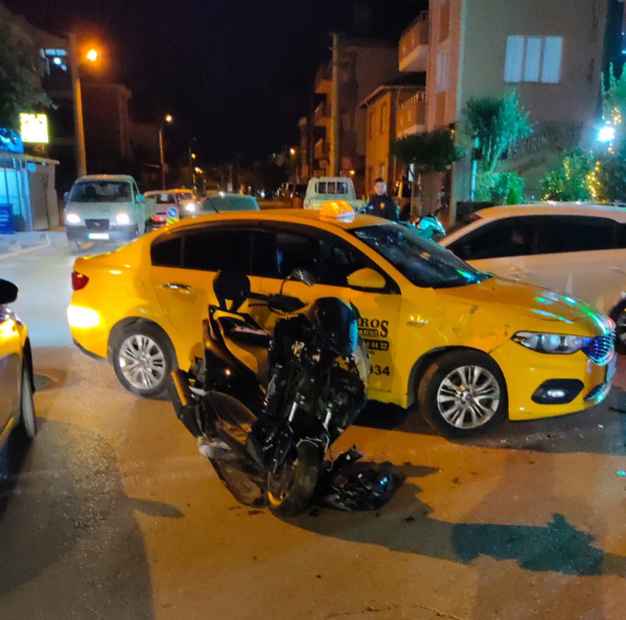 Edirne'de taksi ile motosiklet çarpıştı: 4 yaralı