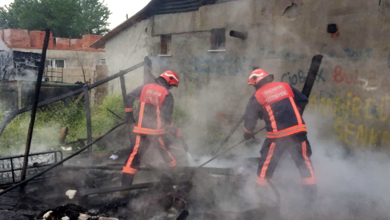 Sakarya’da ailenin yaşadığı baraka kül oldu