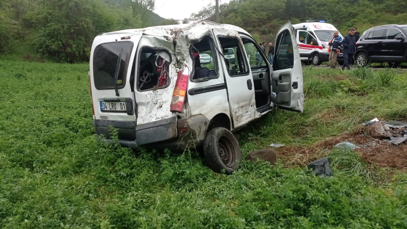 Bolu'da hafif ticari takla attı: Burunları bile kanamadı