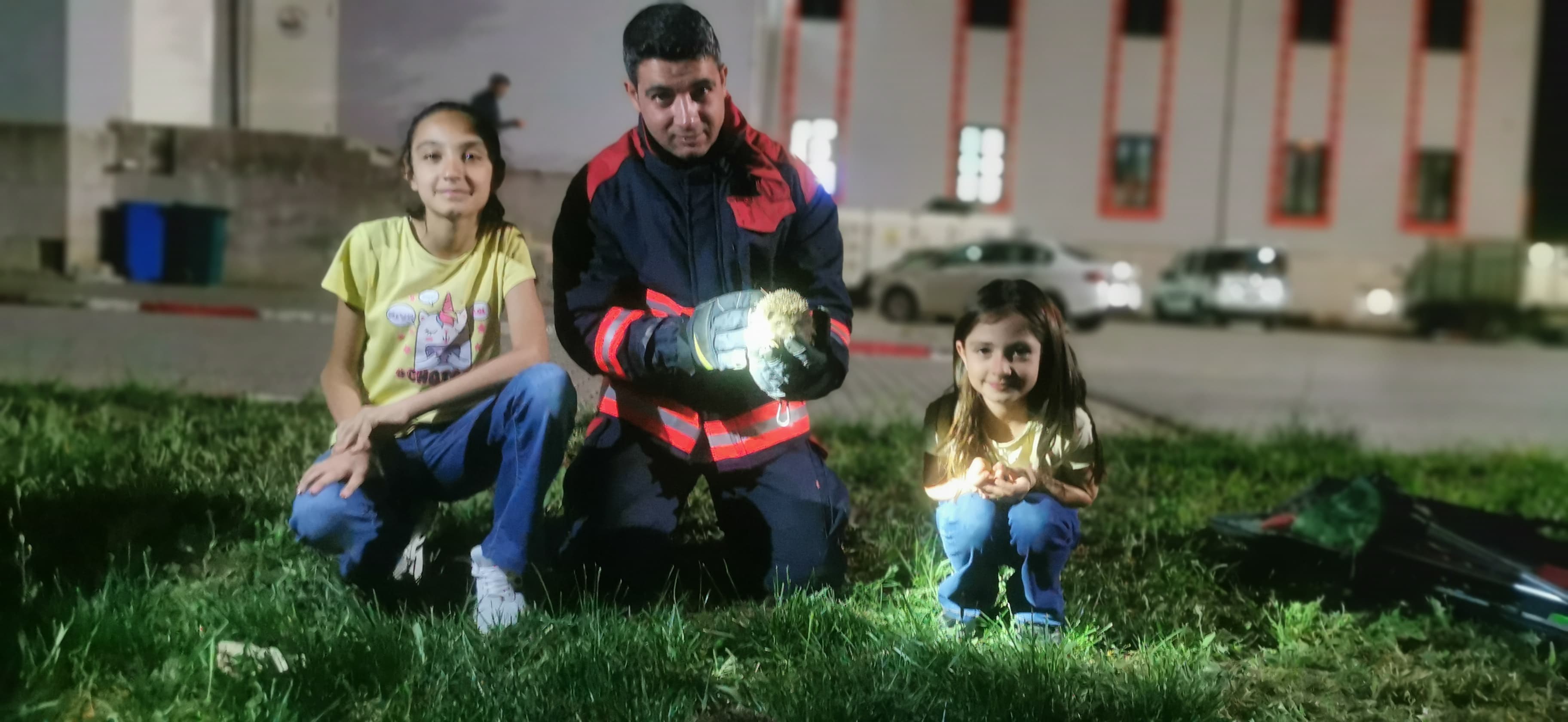 Boruya sıkışan kirpiler kurtarıldı