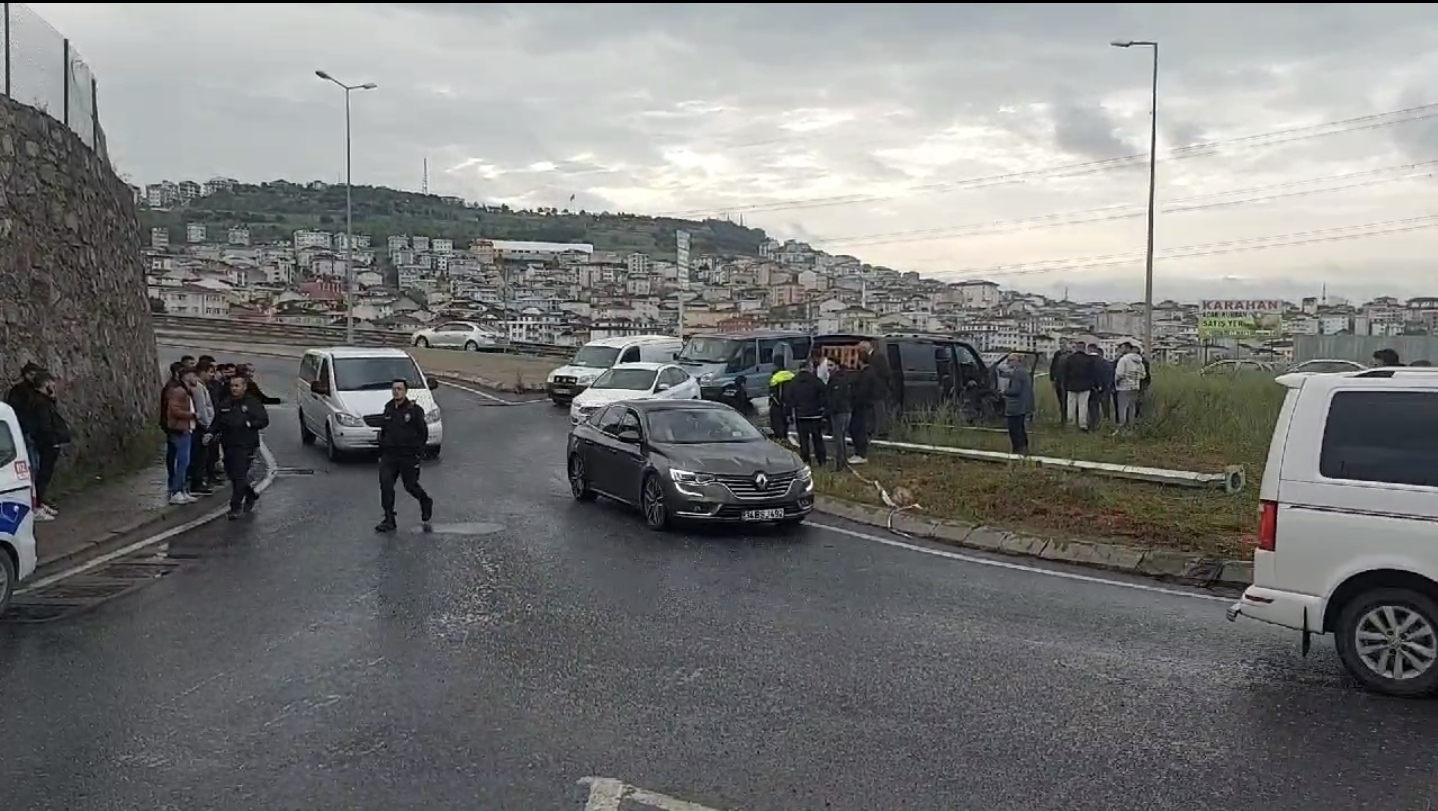 Otomobil ile minibüs çarpıştı: 1'i çocuk 6 yaralı