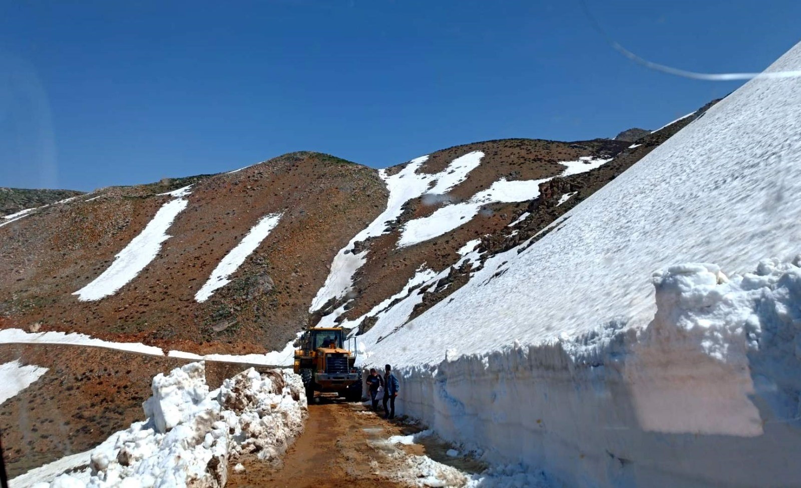 Siirt’te kaya parçaları ve kar yolları kapattı