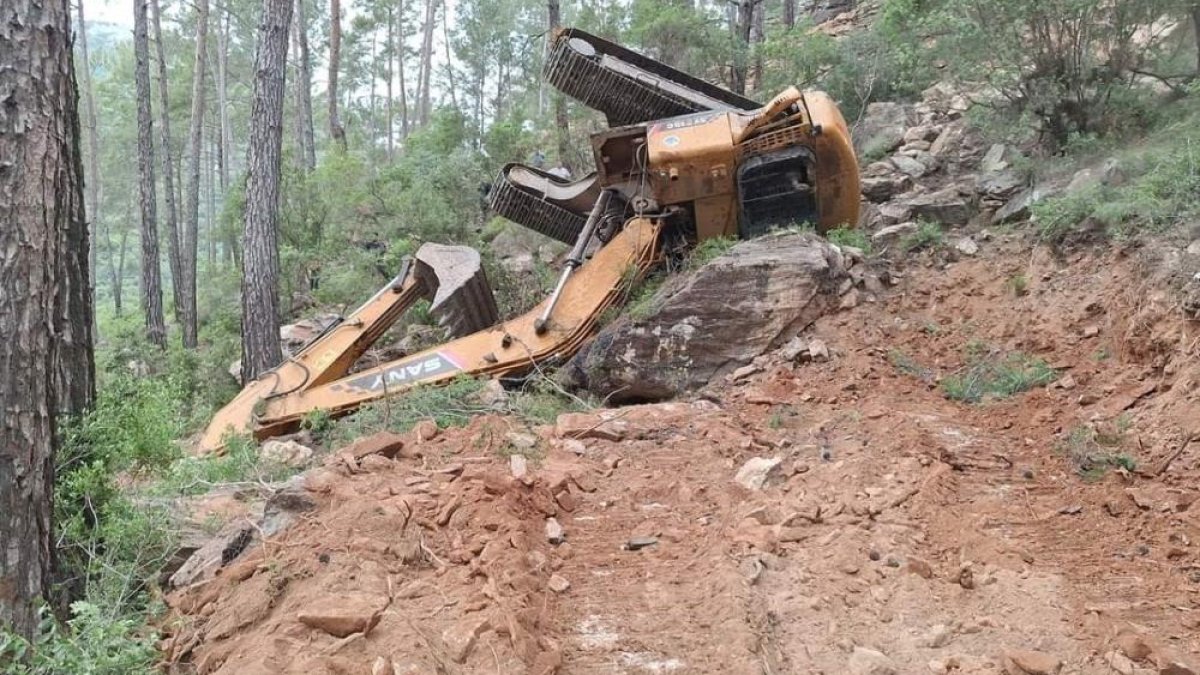 İş makinesinin altında kalan işçi can verdi