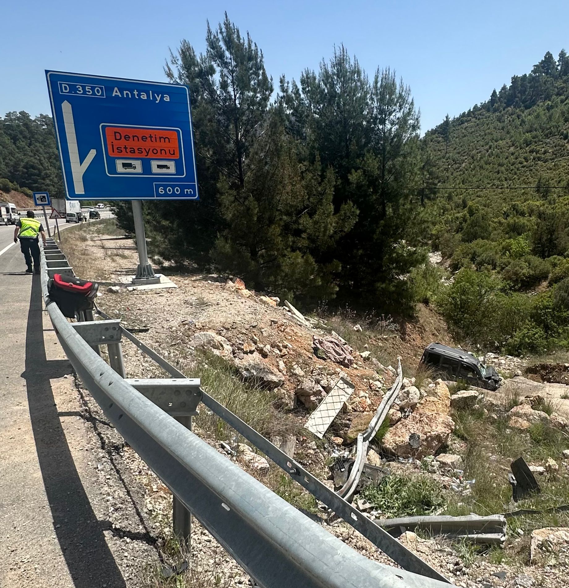 Antalya'da hafif ticari araç devrildi: 1 ölü 2 yaralı