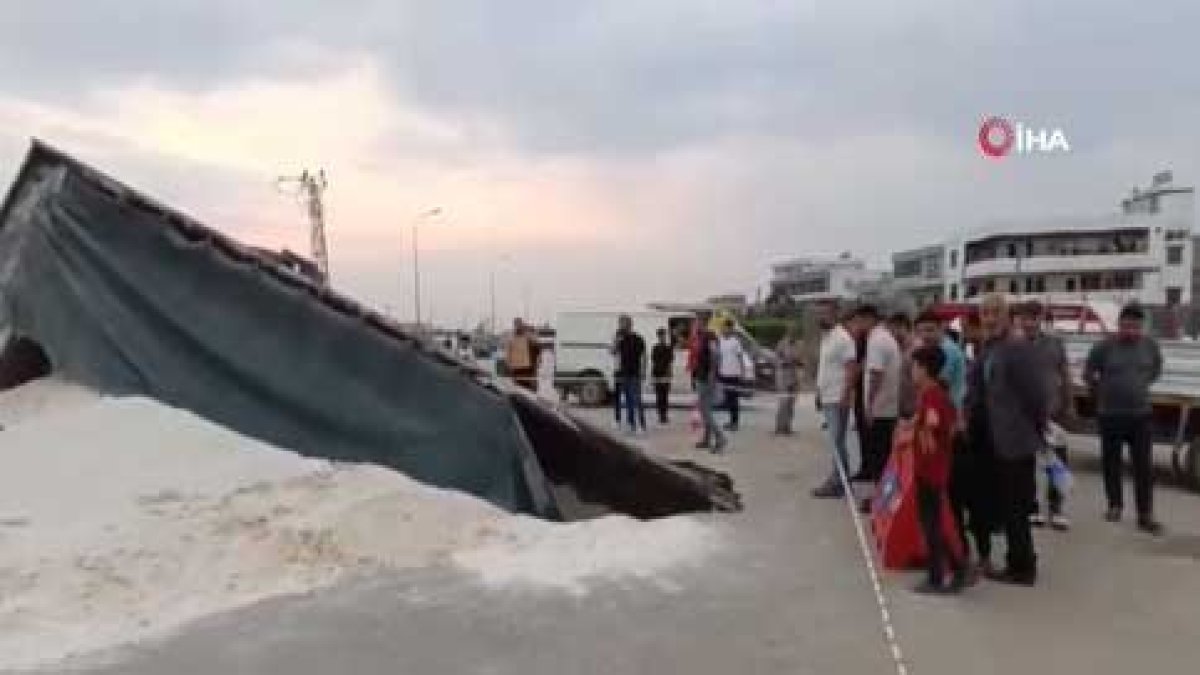 Adana'da yer yarıldı kamyon içine girdi