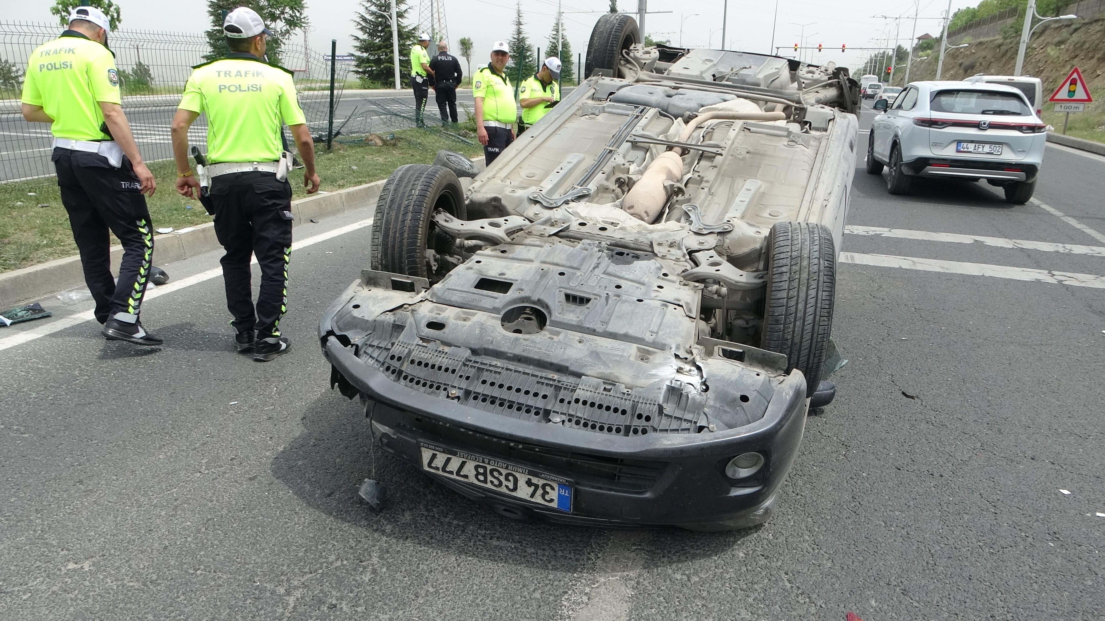 Direksiyon hakimiyetini kaybeden sürücü refüje çarptı: 1 yaralı