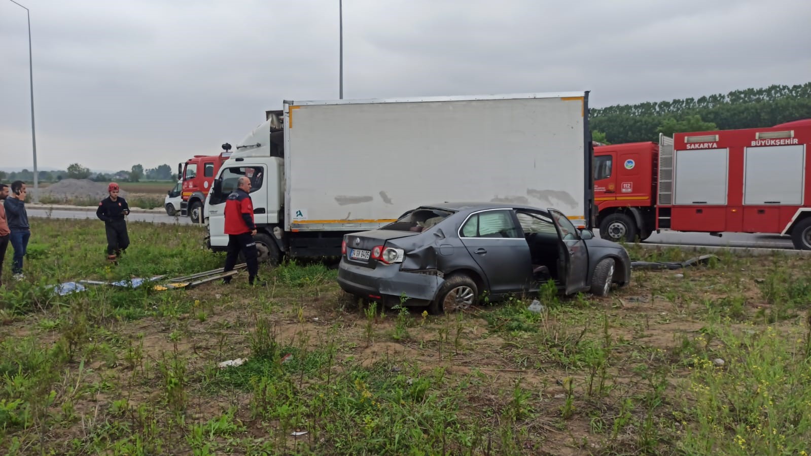 Sakarya'da otomobil ile kamyonet çarpıştı: 3 yaralı