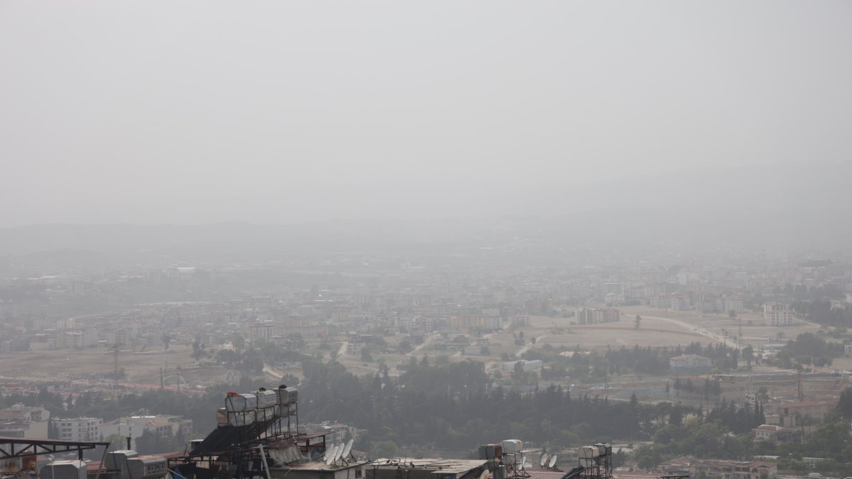 Hatay'da toz bulutu görüş mesafesini düşürdü