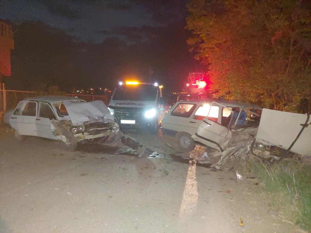Burdur’da iki araç kafa kafaya çarpıştı: 4 yaralı