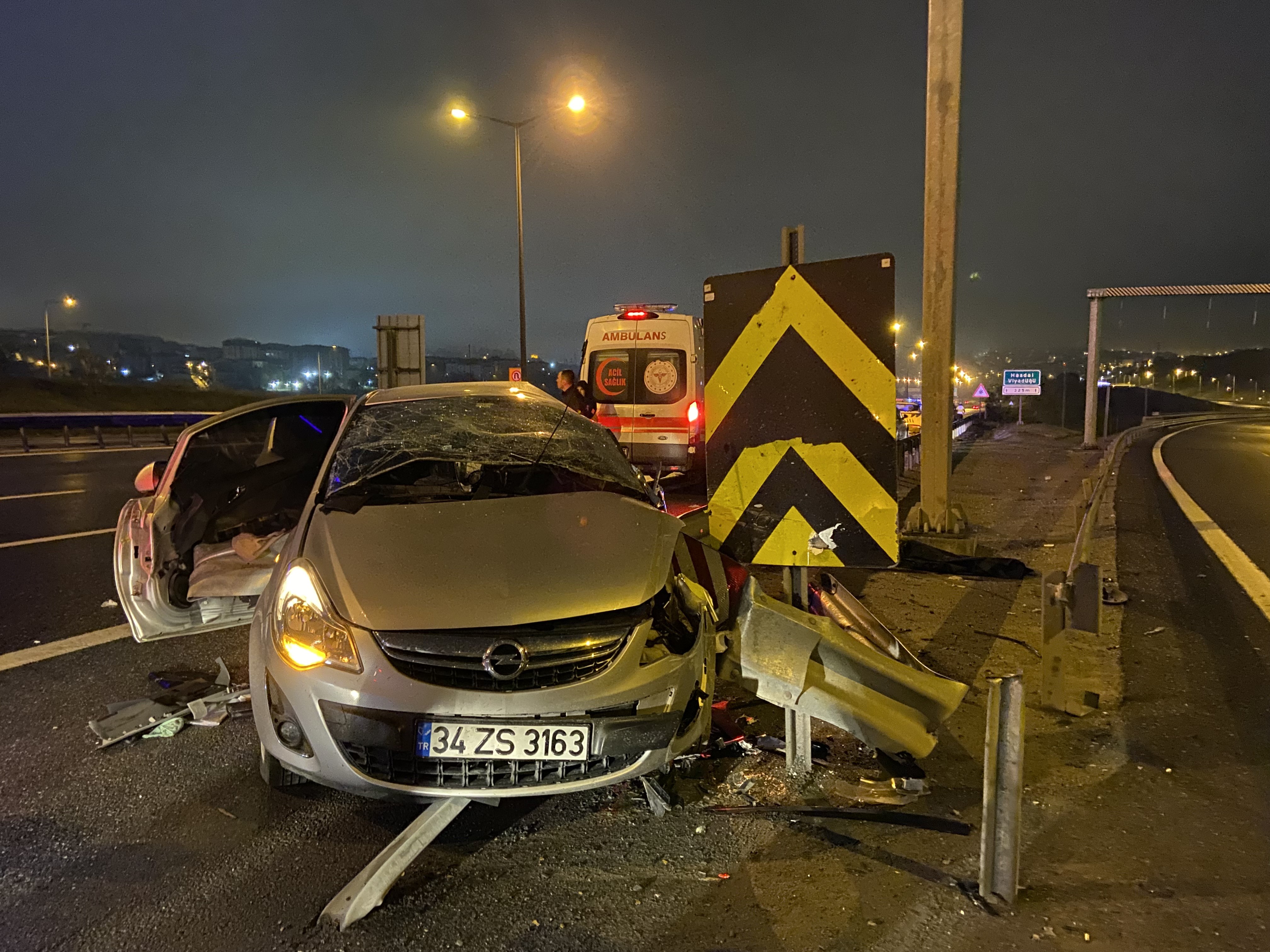 Otomobil bariyerlere ok gibi saplandı: 1 ölü, 1 ağır yaralı