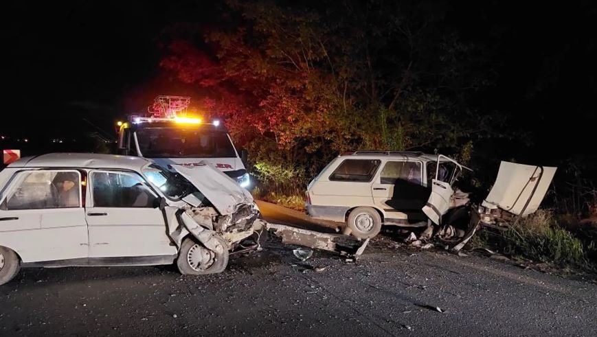 İki otomobil kafa kafaya çarpıştı: 1'i çocuk 4 yaralı var