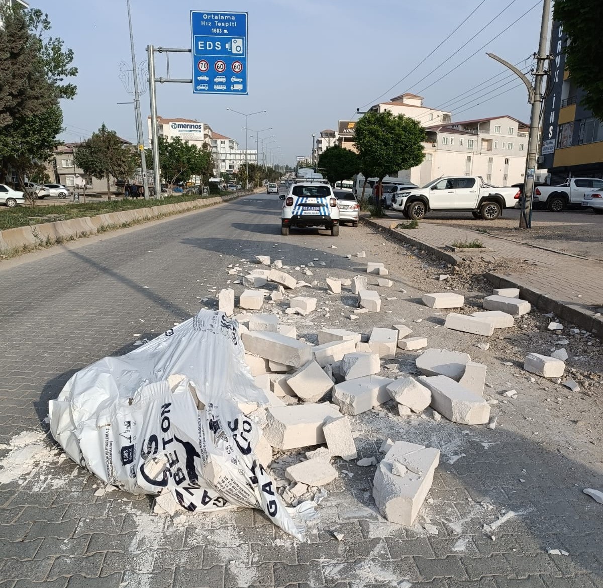 Adıyaman'da karayoluna inşaat malzemesi döküldü