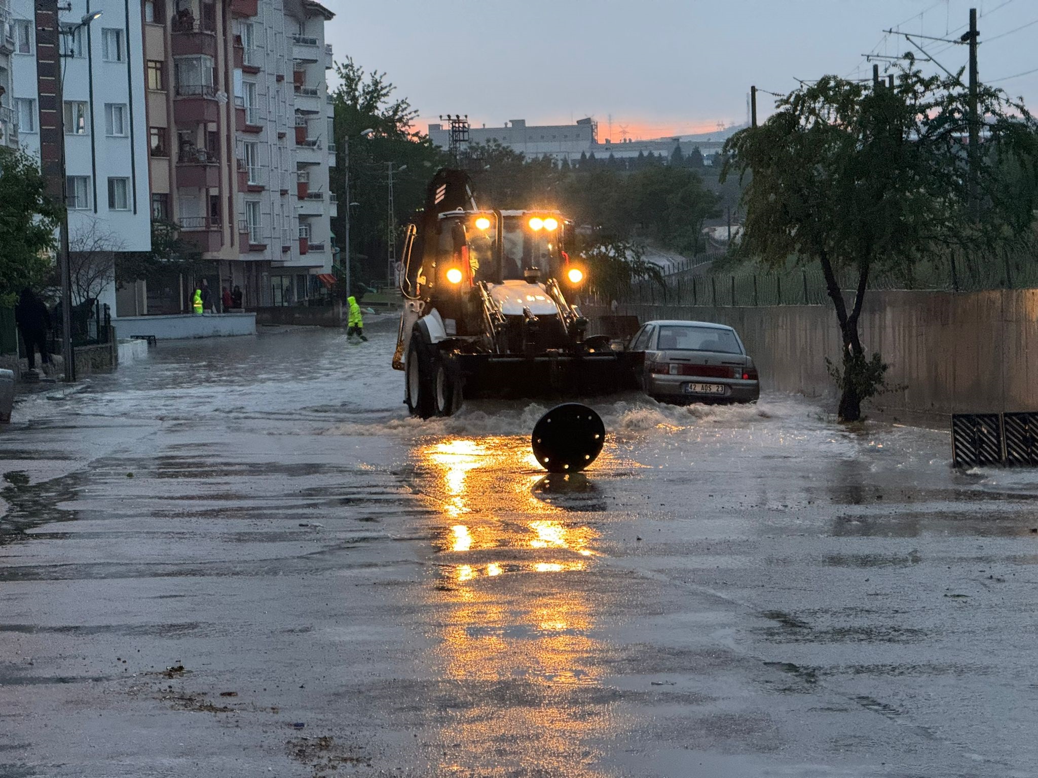 Ankara'da yollar çöktü, ev ve iş yerlerini su bastı
