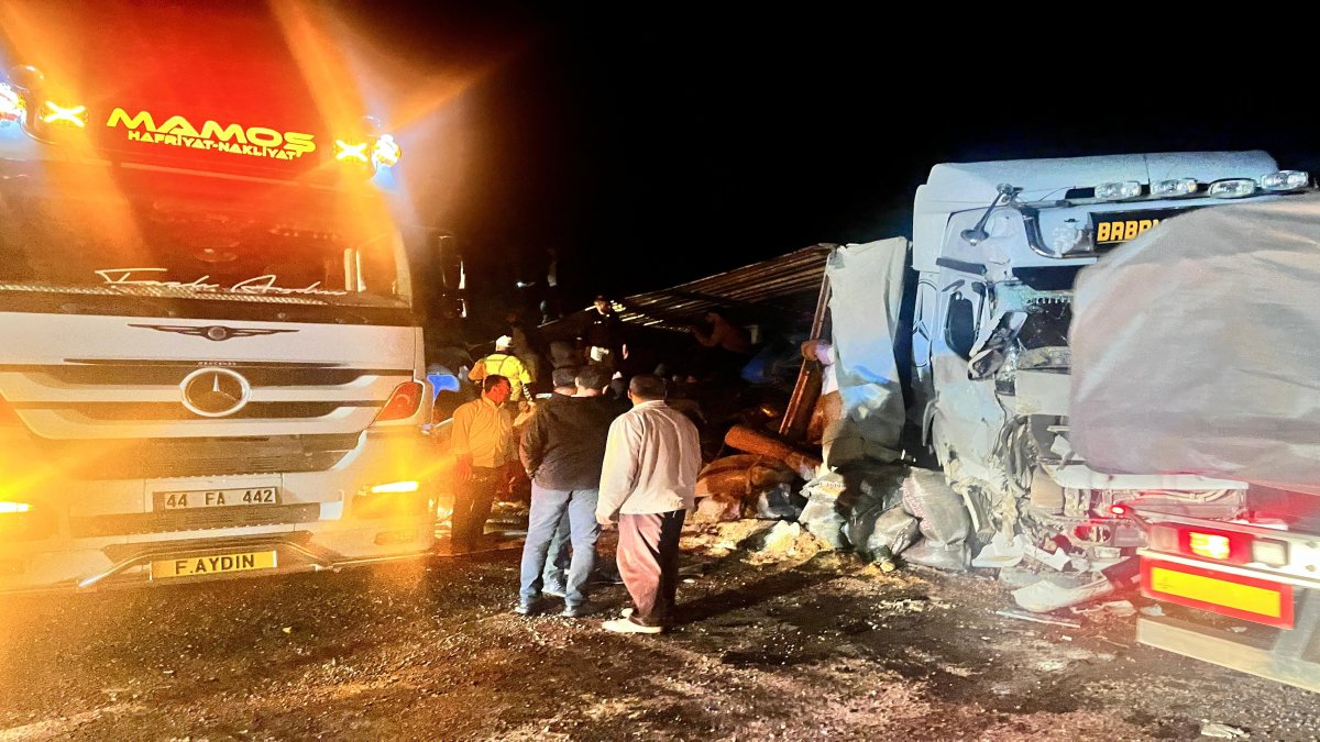 Yem yüklü TIR devrildi: Karayolu trafiğe kapatıldı