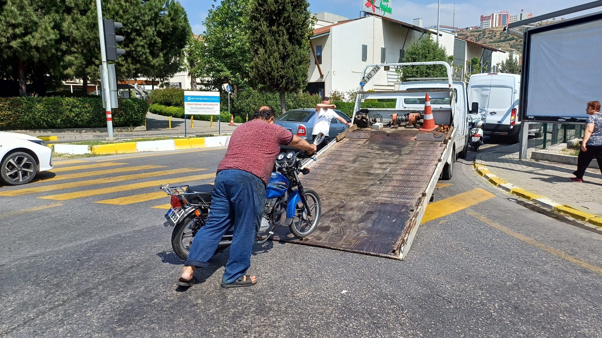 Kırmızı ışıkta duran araca motosiklet çarptı: 1 yaralı