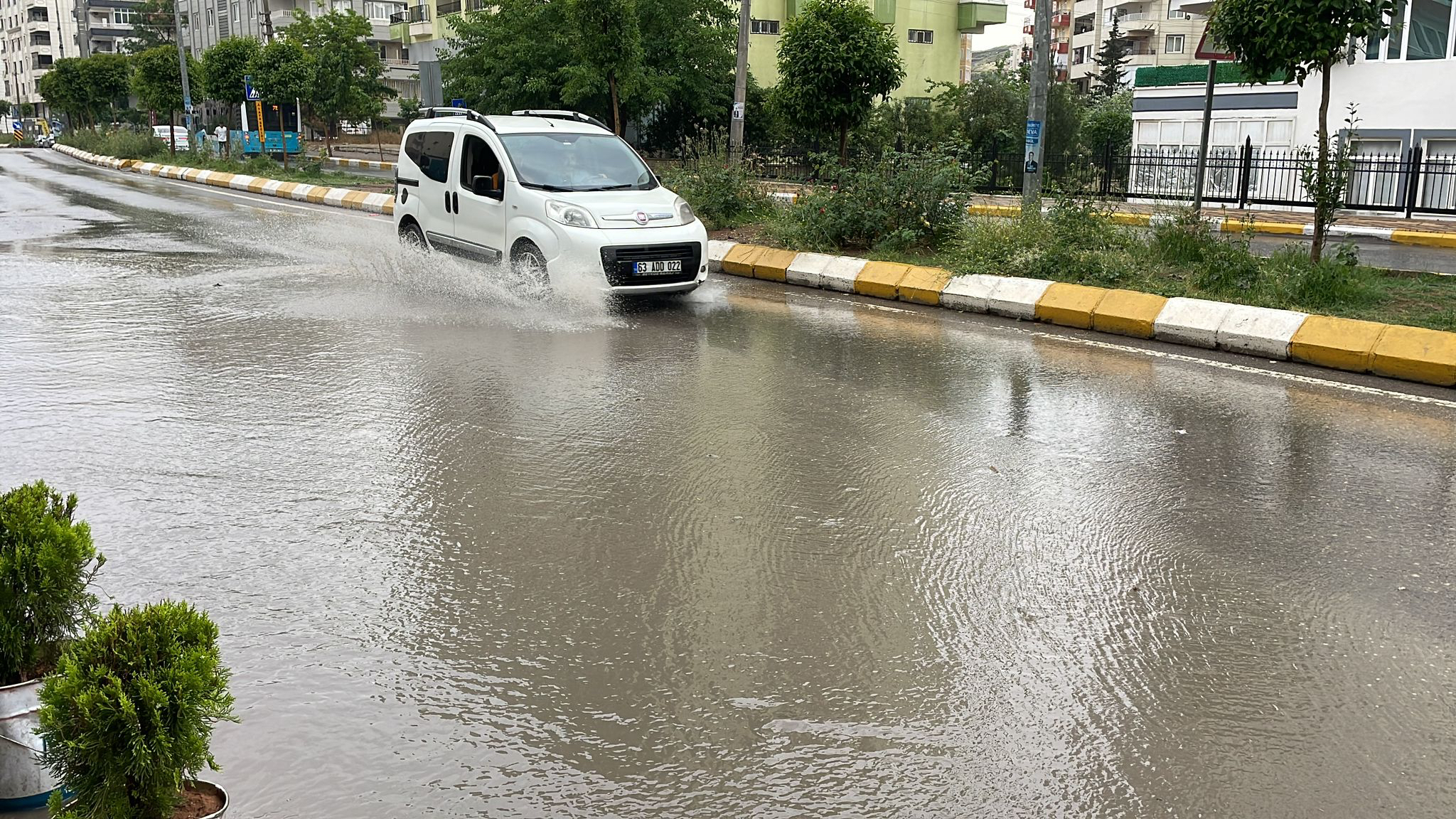 Şanlıurfa'da yollar göle döndü