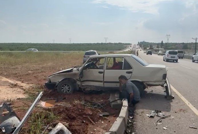 Kaza yaptığı aracının başında gözyaşı döktü