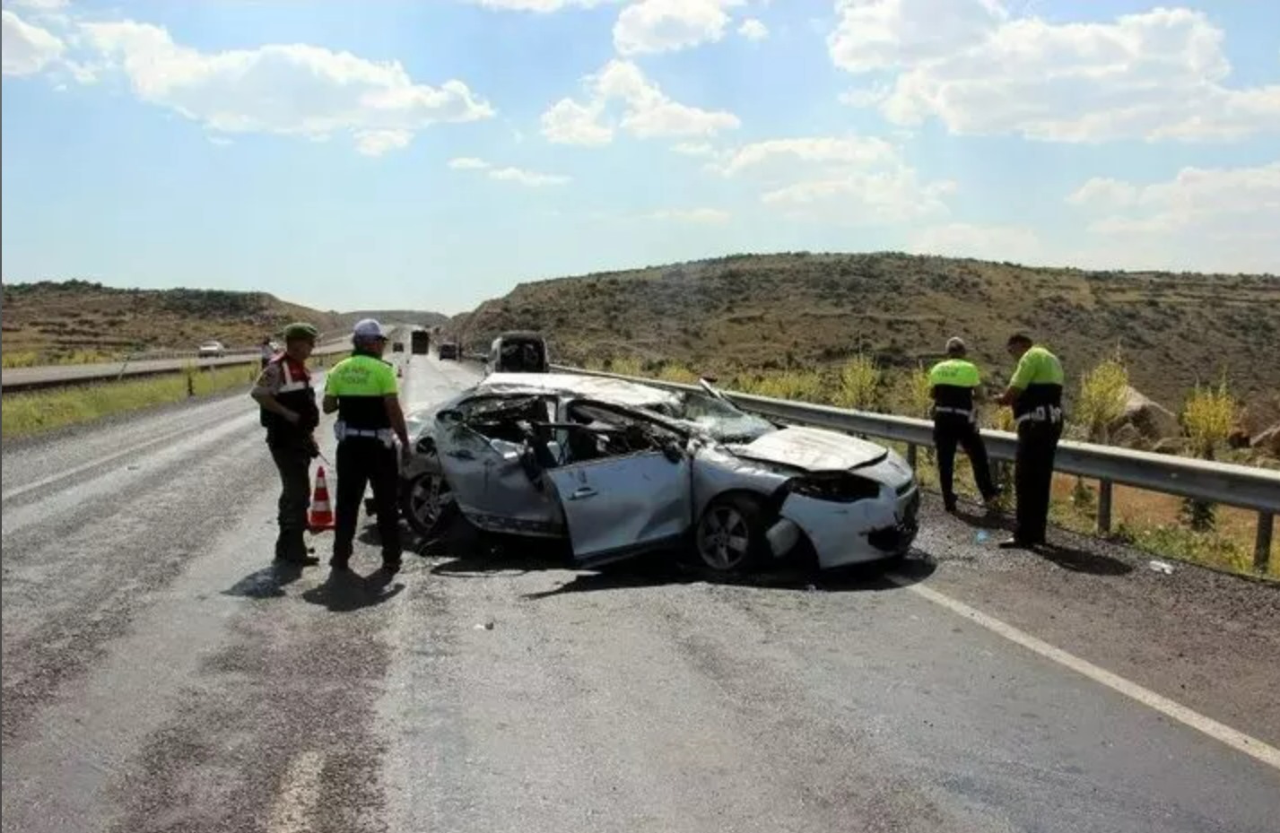 Karşı yola geçmeye çalışırken otomobil çarpan çocuk ağır yaralandı