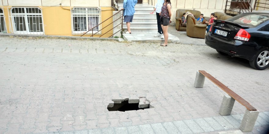 Avcılar'da yolda çökme meydana geldi