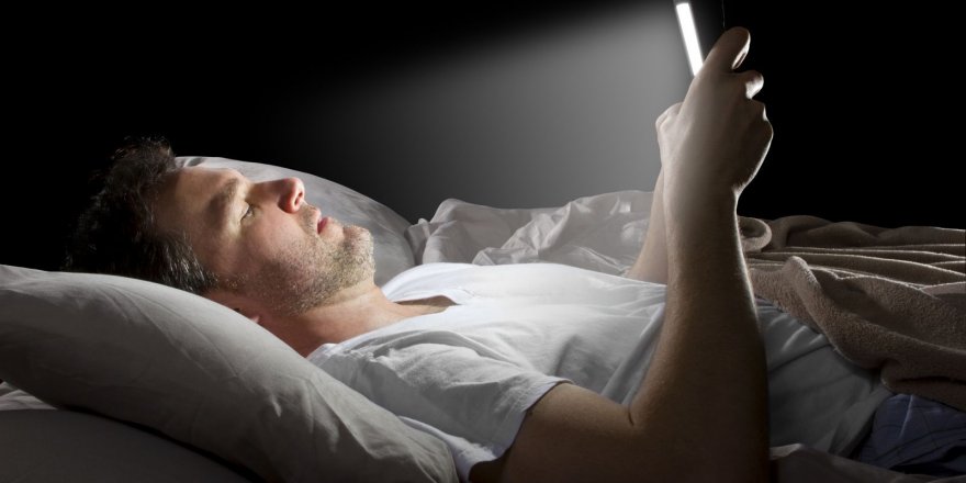 Cep telefonlarından yansıyan mavi ışık uyku düşmanı