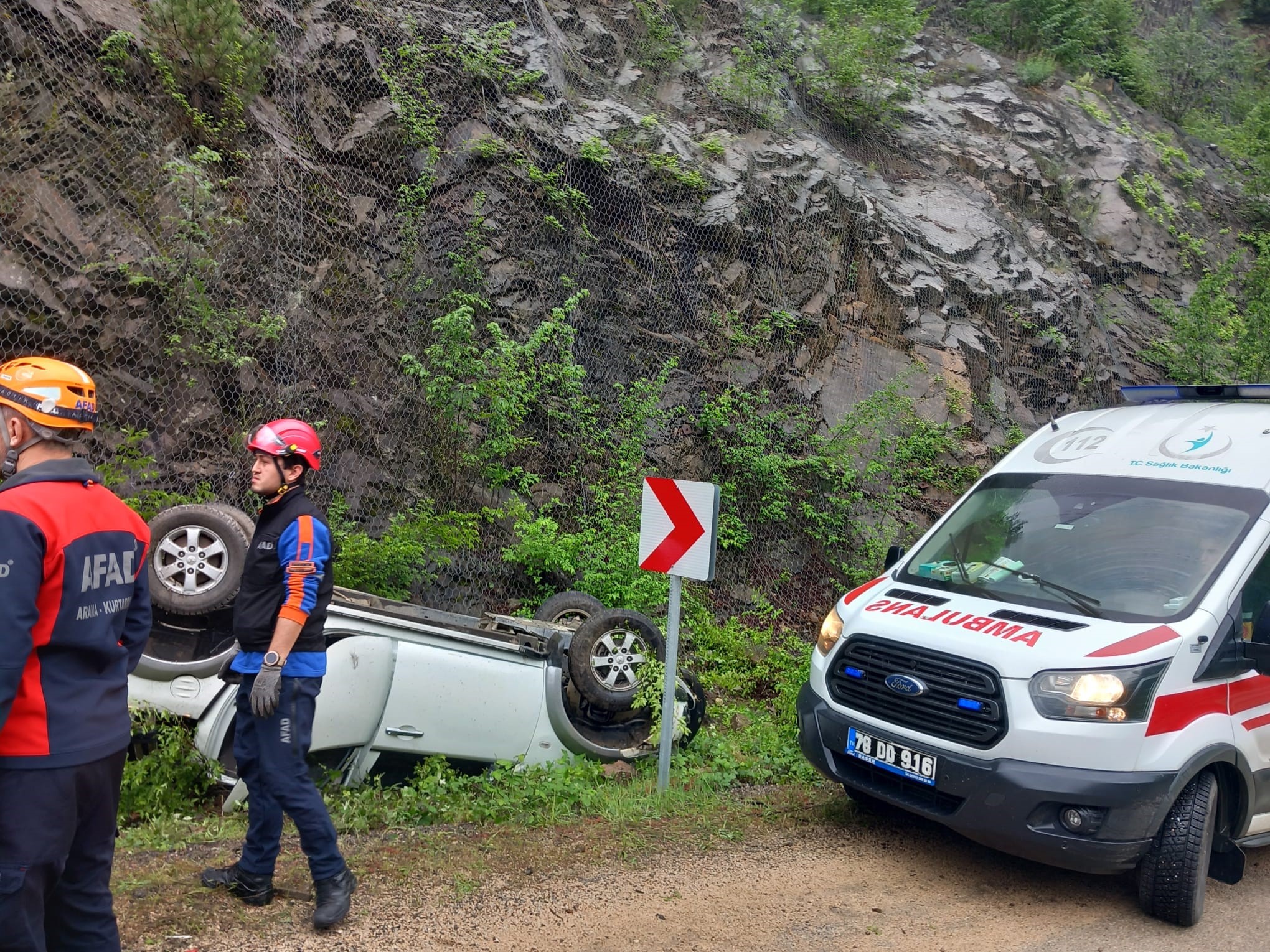 Karabük'te bir araç yoldan çıktı: 2 yaralı