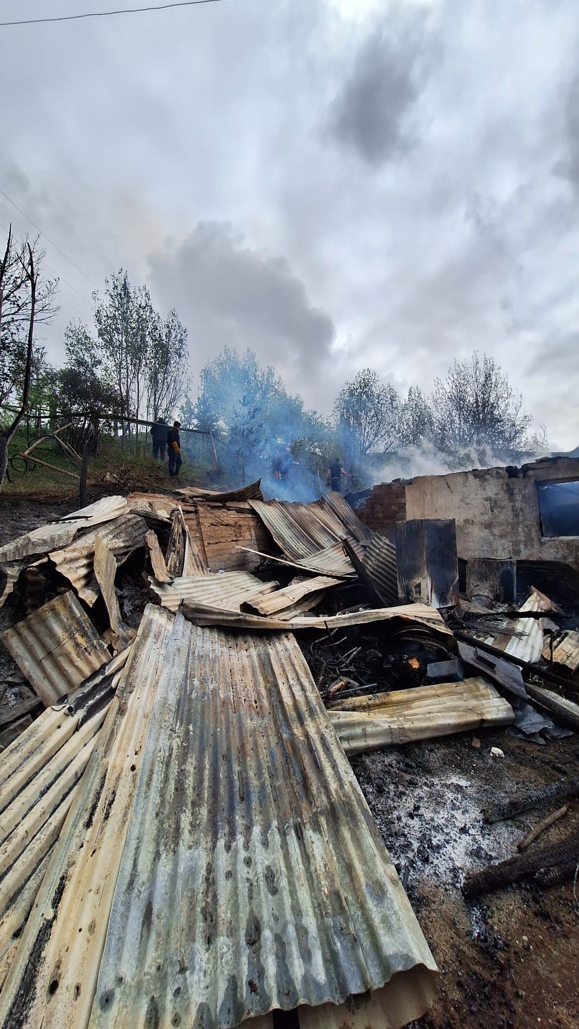 Erzincan'da köy evi ve odunluk yangını